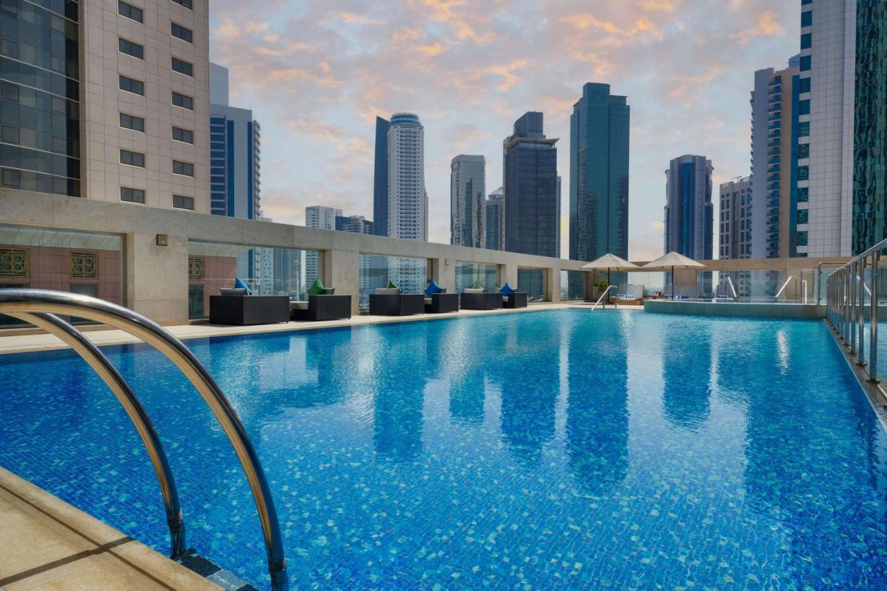 Wyndham Grand Doha West Bay Beach エクステリア 写真 The swimming pool at the hotel