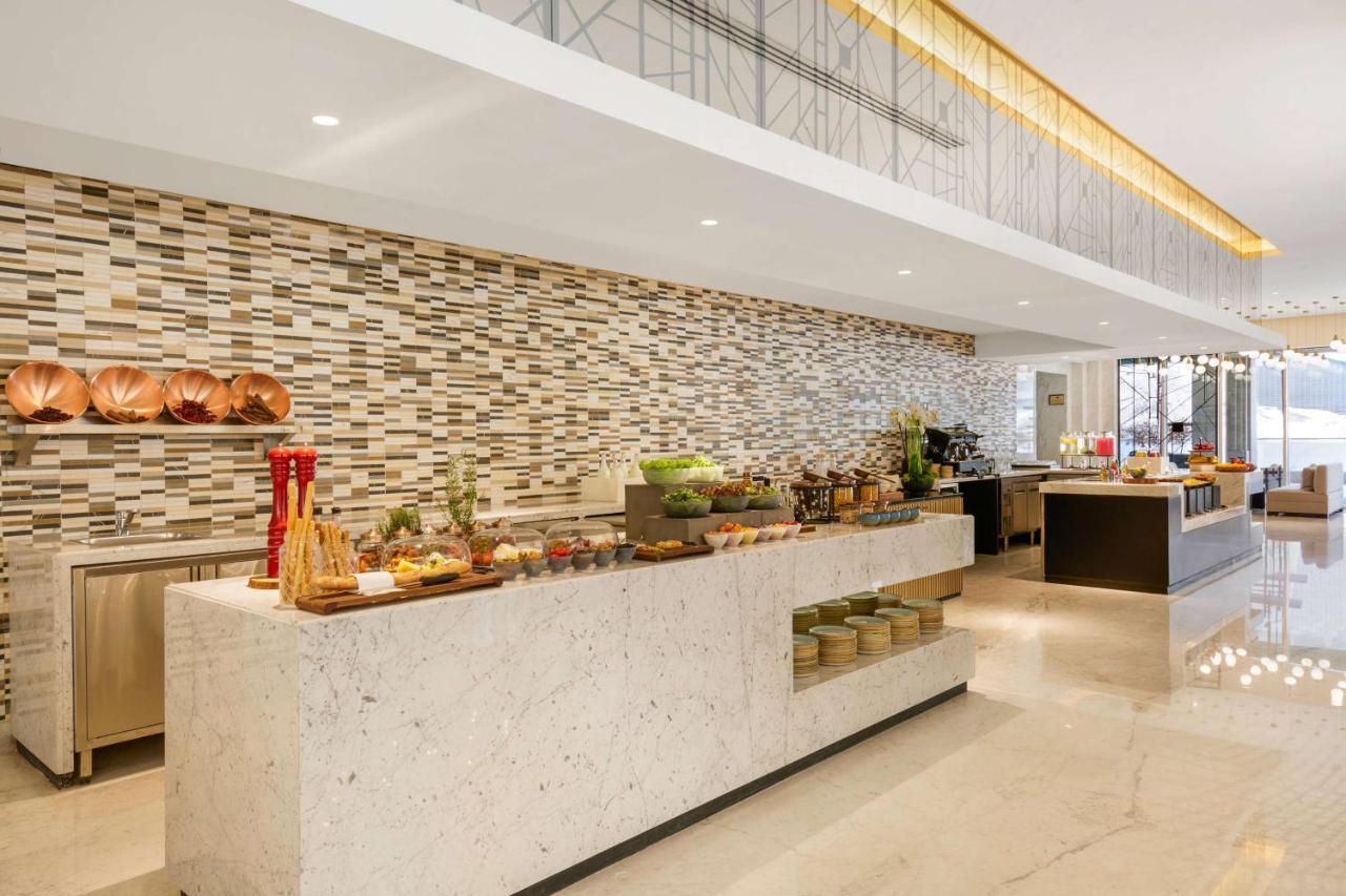 Wyndham Grand Doha West Bay Beach エクステリア 写真 The buffet at the lobby