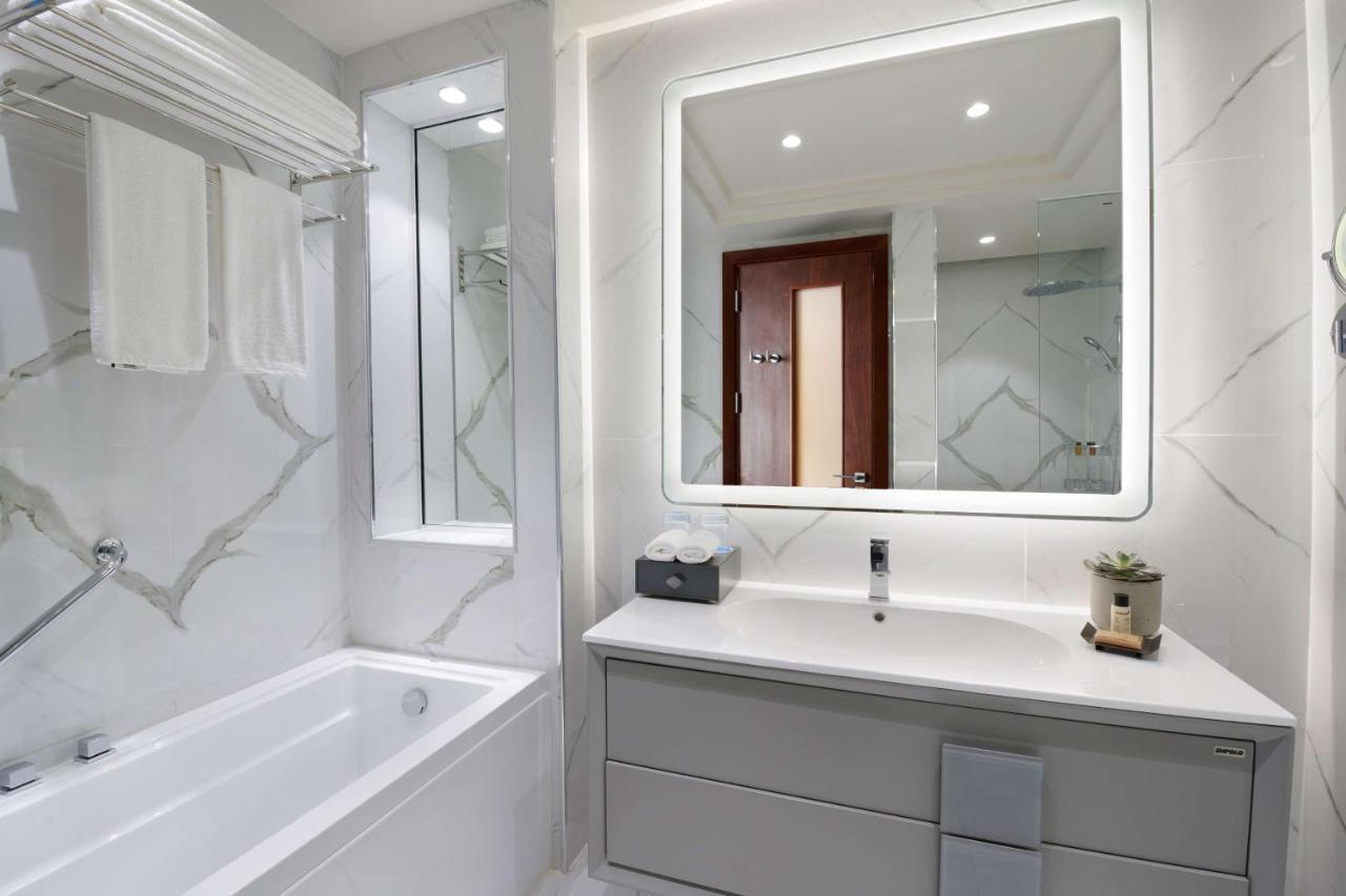 Wyndham Grand Doha West Bay Beach エクステリア 写真 Bathroom