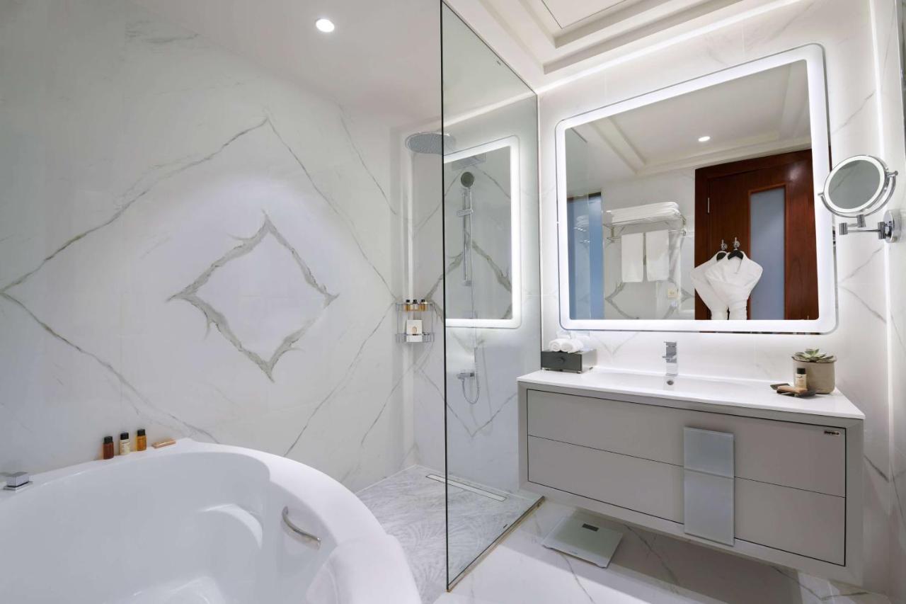 Wyndham Grand Doha West Bay Beach エクステリア 写真 Bathroom